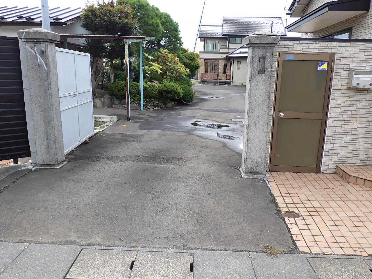 施工前 — 古い門柱と門扉